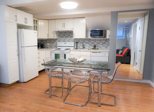 Kitchen, Free Parking - Great 1BR near Henri Bourassa Metro in Ahuntsic-Cartierville