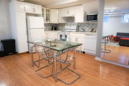 Kitchen, Free Parking - Great 1BR near Henri Bourassa Metro in Ahuntsic-Cartierville