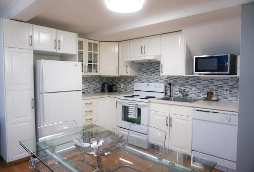 Kitchen, Free Parking - Great 1BR near Henri Bourassa Metro in Ahuntsic-Cartierville