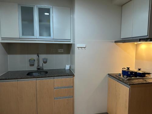 Executive Suite in Bonifacio Global City Room Type - Deluxe Apartment