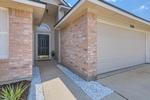 Stylish Home in Leander with pool table