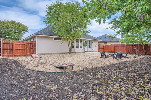 Stylish Home in Leander with pool table