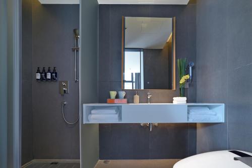 Deluxe Twin Room image 1
