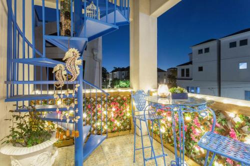The Santorini Beach House - modern luxury living, minutes from Minute Maid Park, downtown Houston, and Memorial Park in Houston, USA