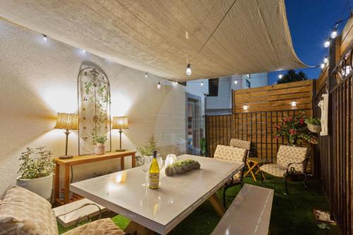 The Santorini Beach House - modern luxury living, minutes from Minute Maid Park, downtown Houston, and Memorial Park in Houston, USA