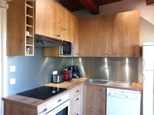 Charmant 2 pieces renove, expose sud, a 50m des pistes, WiFi, TV, parking, casier a skis - FR-1-411- in Les Arcs