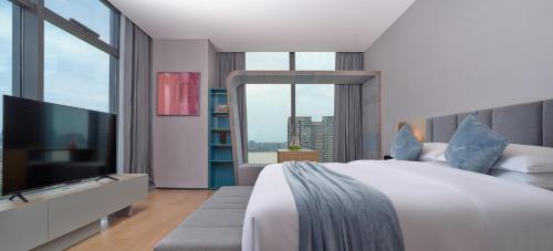 Executive Double Room with River View room in Pagoda Design Hotel Hangzhou Binjiang CBD