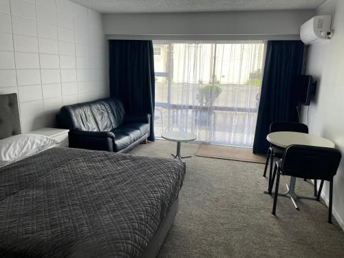 1 double bed, 2 twin beds