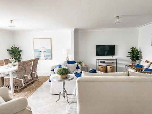 Exhale Terrigal, Stylish & Spacious, 150M to beach in Costa Central