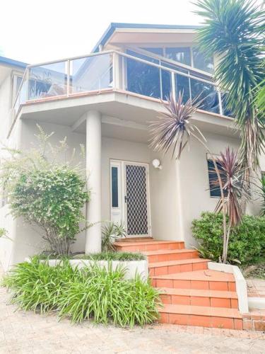 Exhale Terrigal, Stylish & Spacious, 150M to beach in Costa Central