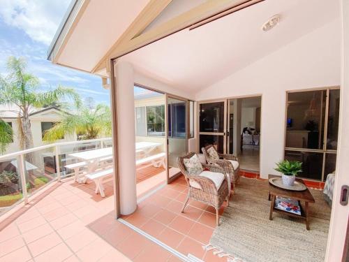Exhale Terrigal, Stylish & Spacious, 150M to beach in Costa Central