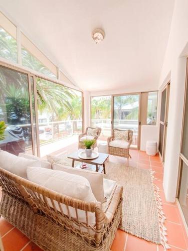 Exhale Terrigal, Stylish & Spacious, 150M to beach in Costa Central