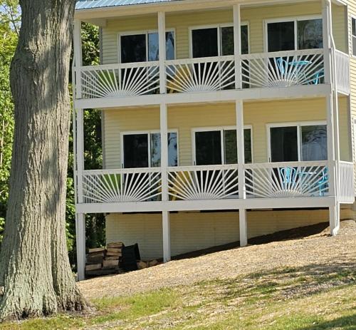 SeaSide Lake-Front Cottage