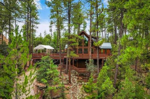Furnished Deck and Forest Views Pine Retreat! · Pine