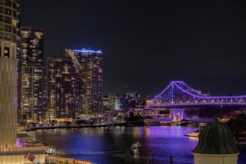 Story Bridge & River View 2B1B Apt w Free Parking!