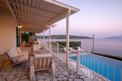 Swimmingpool, Ionian Calm Villas in Vasiliki