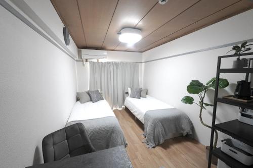 3 mins to Shinjuku sta by train! Twin beds,Projector,Appliances!