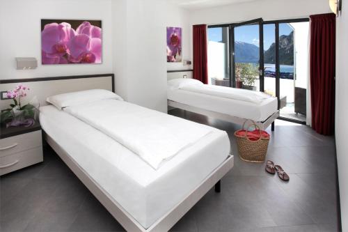 2 twin beds
