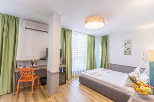 Superior Double Room with Balcony image 4