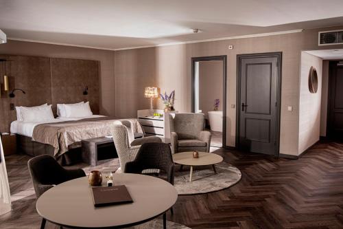 1 queen bed, 2 twin beds