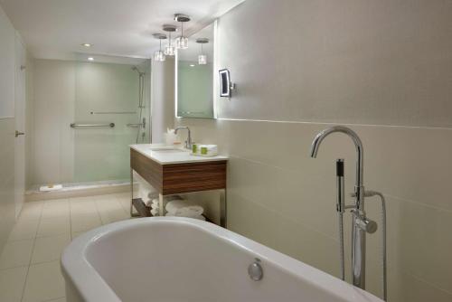 Hilton Toronto Airport Hotel - Suites image 26