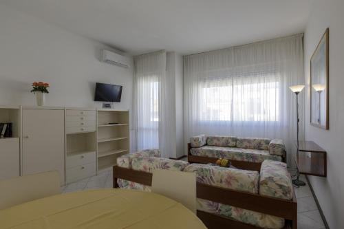 One-Bedroom Apartment with Sea View image 7