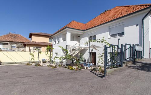 B&B Győr - Déli Terasz B Apartman Free parking, self-check-in anytime - Bed and Breakfast Győr