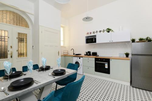 Akacfa 7 City Center Beautiful Apartment - image 3