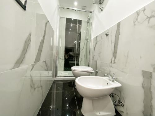 Deluxe Double or Twin Room with Balcony image 4