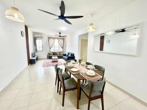 snooze 1-12Pax Cozy Home Setia Alam SCCC TV&WiFi Pool snooze 1-12Pax Cozy Home Setia Alam SCCC TV&WiFi Pool