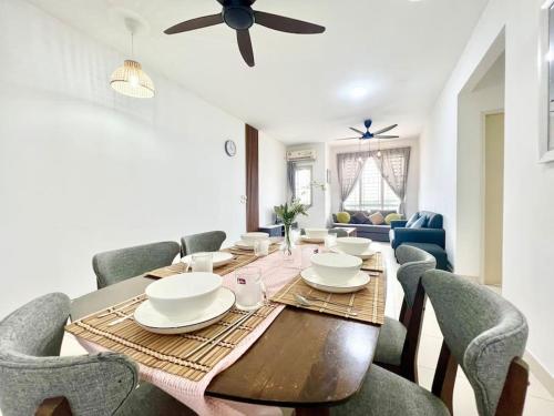 snooze 1-12Pax Cozy Home Setia Alam SCCC TV&WiFi Pool snooze 1-12Pax Cozy Home Setia Alam SCCC TV&WiFi Pool