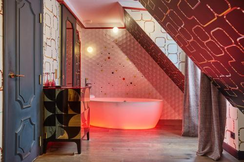 Idol Hotel - image 3