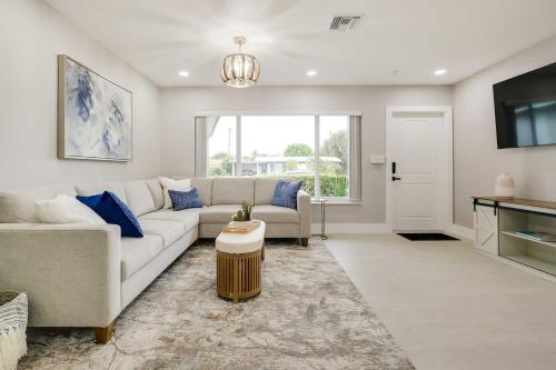 Pompano Beach Home with Patio and Pool 1 Mi to Ocean! in Pompano Beach, USA
