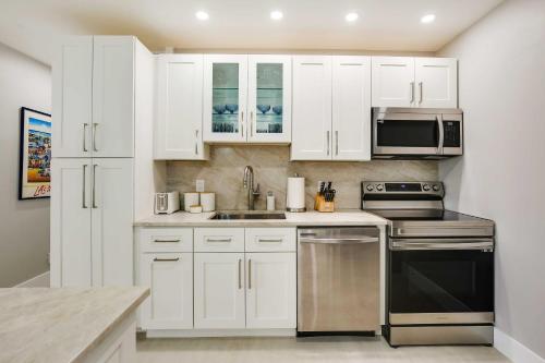Pompano Beach Home with Patio and Pool 1 Mi to Ocean! in Pompano Beach, USA