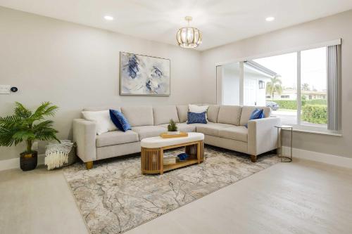 Pompano Beach Home with Patio and Pool 1 Mi to Ocean! in Pompano Beach, USA