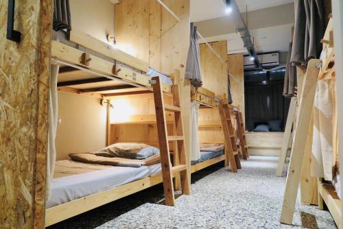 Walk Home Hostel, Ťia-i