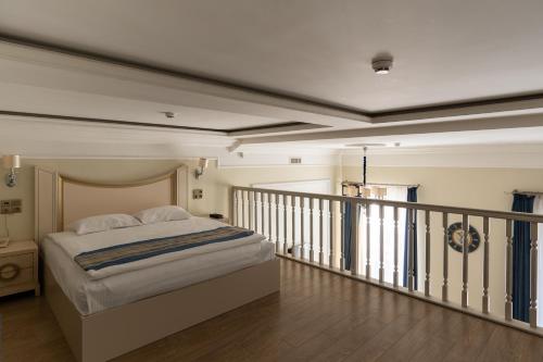 Metro Hotel Apartments with Kitchen - image 13