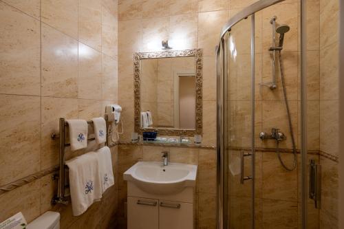 Metro Hotel Apartments with Kitchen - image 4