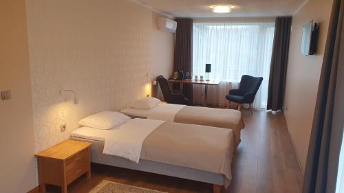 2 twin beds