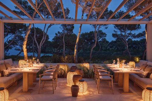 مطعم, Ikos Porto Petro in كالا سانتانيي