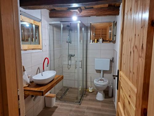 Zuhanyzó, Kokotova hiža (Kokotova hiza) in Hrascina