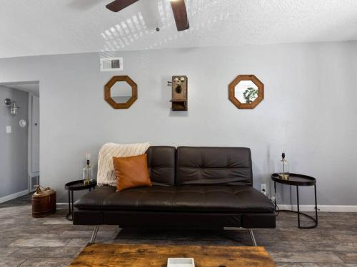 KingBed, Wine Themed,Rodeo, NRG, downtown, UH in Houston, USA
