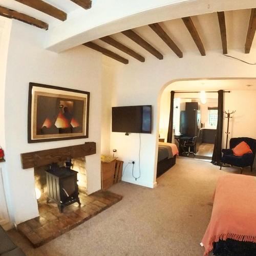 King St Cosy - Wood Stove & Ice Maker