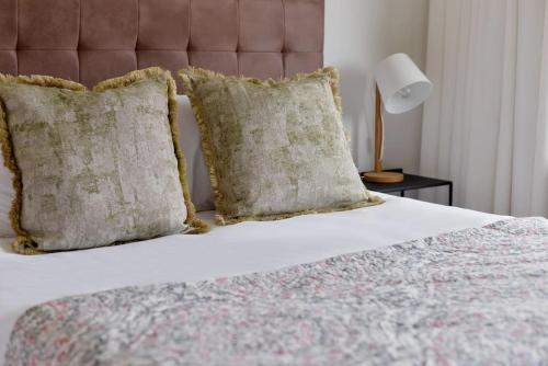 Chic Urban Escape: 2 Bedroom 2 Bath, near Table Mountain