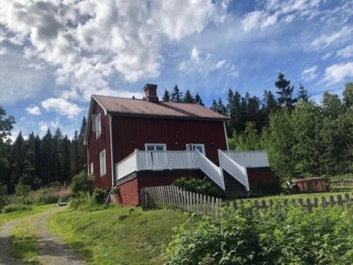 . Huset i skogen med utsikten