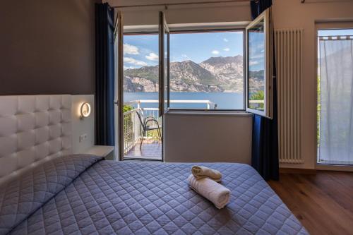 Deluxe Double Room with Balcony and Lake View