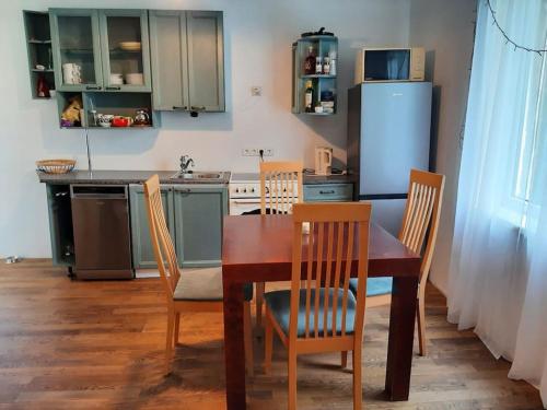 Konyha, House with spacious garden and a simple sauna in Nurga