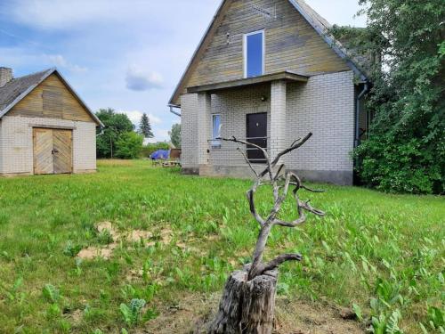 Kert, House with spacious garden and a simple sauna in Nurga