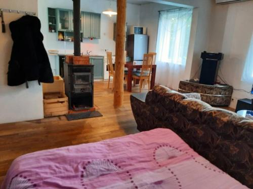 House with spacious garden and a simple sauna in Nurga