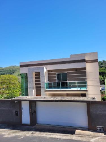 Casa de vidro com vista para a Mata Atlântica no Centro de Miguel Pereira